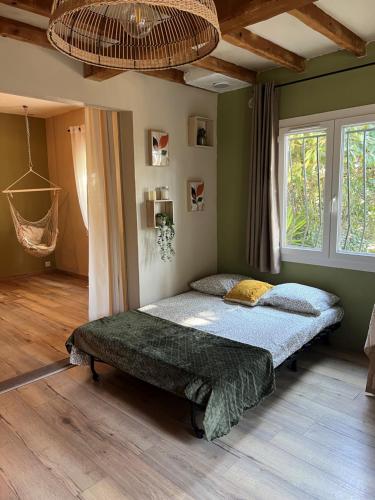 Mazet en Provence في شاتورينارد: غرفة نوم بسريرين في غرفة