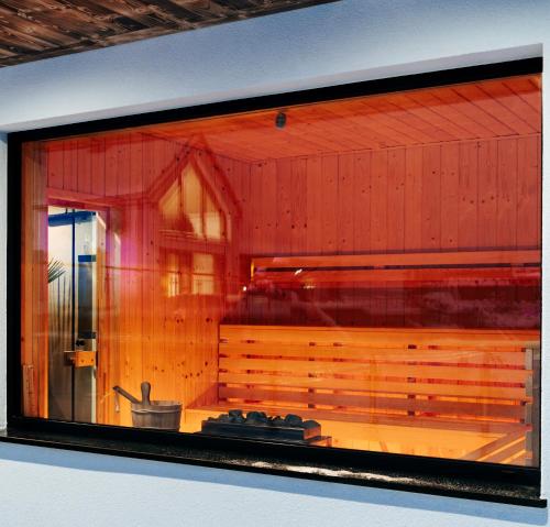 ein Schaufenster eines Zimmers mit einer Holzwand in der Unterkunft FoRest Domki & Spa in Adamówka