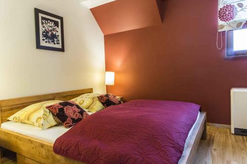 コシチェリスコにあるApartament Giewontのベッドルーム(紫色の掛け布団付きのベッド1台付)