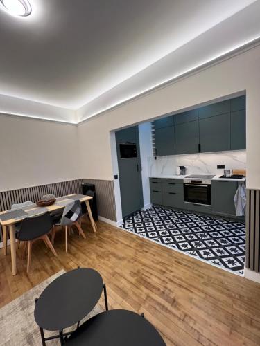 une cuisine et une salle à manger avec une table et des chaises dans l'établissement Appartement familial 6 couchages, à Nancy