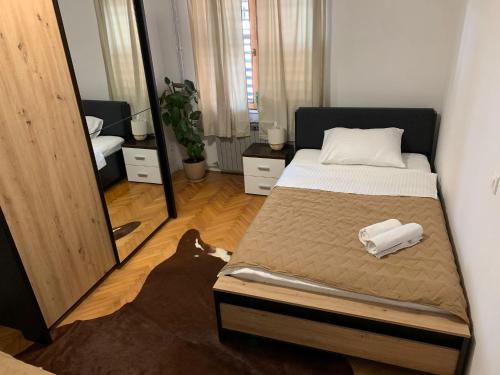 En eller flere senge i et værelse på Apartment Ivo