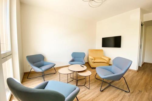 una sala de espera con 3 sillas y una mesa en 120 Lux Furnished flat en Beaufort