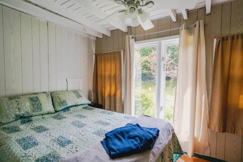 1 dormitorio con cama y ventana en Get away from it all Rock Elm, en Marion Bridge