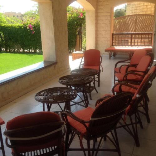 - une rangée de tables et de chaises sur la terrasse dans l'établissement Hasna chalet, à El Alamein