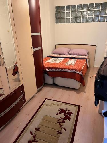 een kleine slaapkamer met een bed en een deur bij Big and full apartment in Şişli near Taksim in Istanbul