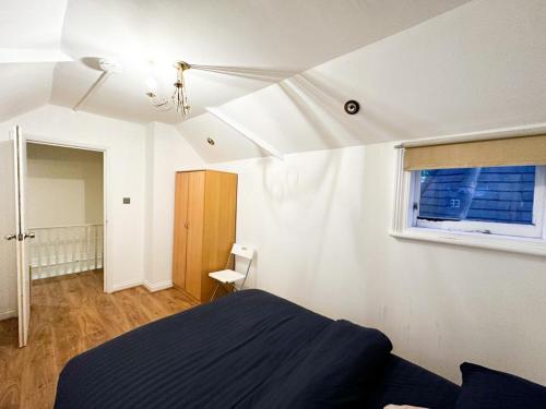 Mount nod rooms في لندن: غرفة نوم بسرير ونافذة