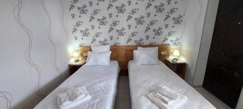 Llit o llits en una habitació de HillTop Guest House Kutaisi
