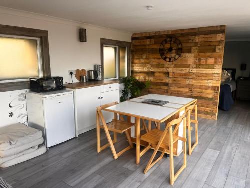Country Cabin Retreat - Hideaway & Relax في ثورنهيل: مطبخ مع طاولة وكراسي في غرفة