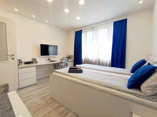 ein Schlafzimmer mit einem großen Bett und blauen Kissen in der Unterkunft LuxApart Dzidzikovac City Centar free parking in Sarajevo
