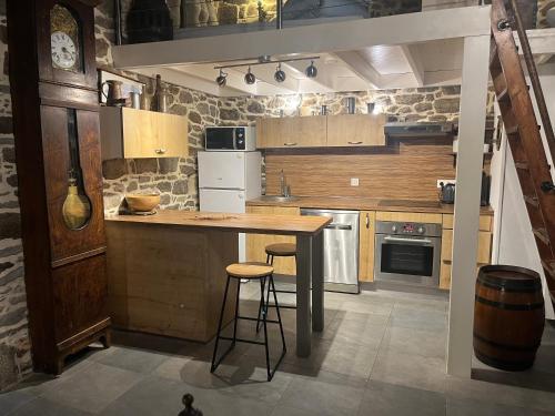 une cuisine avec un comptoir et des tabourets. dans l'établissement Le 1684, à Saint-Malo