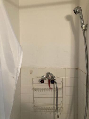 une douche dans une salle de bain avec une pomme de douche dans l'établissement Studio Tout équipé Evreux, à Évreux