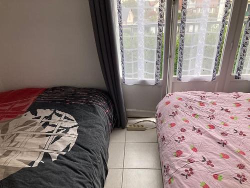 une petite chambre avec un lit et une fenêtre dans l'établissement Studio Tout équipé Evreux, à Évreux