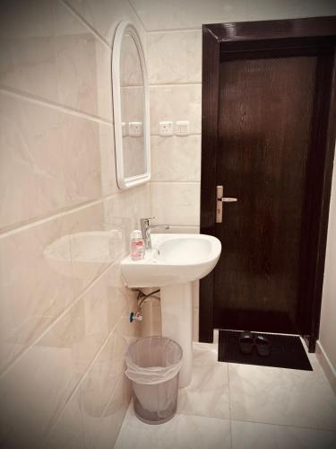 a bathroom with a sink and a mirror at Billasmar HotelSuites 3 in Abalah