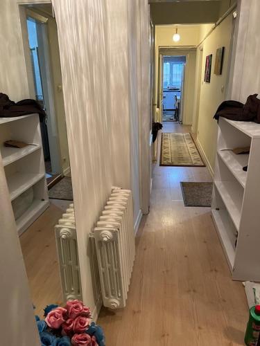 een hal met twee witte radiatoren in een kamer bij Big and full apartment in Şişli near Taksim in Istanbul