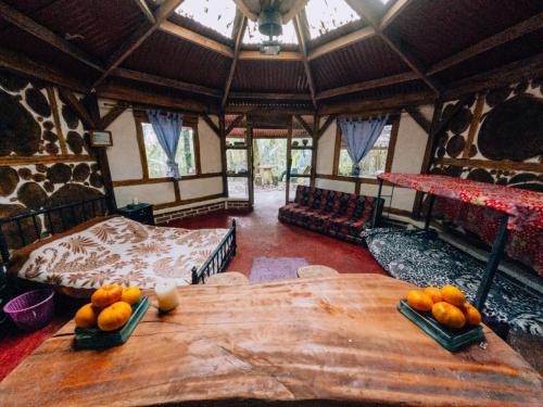 Cette chambre dispose d'une table en bois avec des oranges. dans l'établissement Bosque de Oro, à Apía