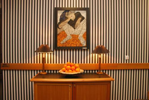 a room with a table with a bowl of oranges at Hotel Schieferhof - GlasLUST in Neuhaus am Rennweg