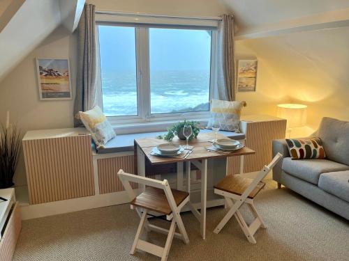 sala de estar con mesa y ventana en Pier View Retreat - Close to Beach - Sea Views With Parking, en Bournemouth