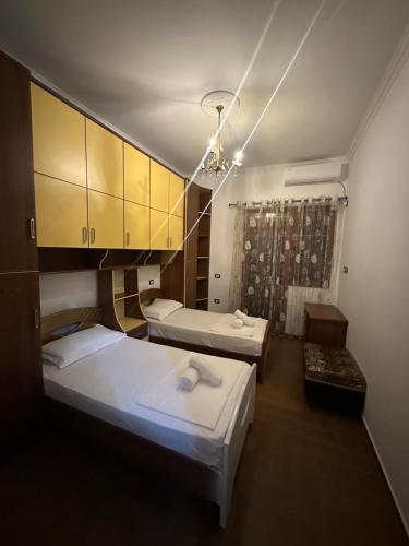 Pokój z 2 łóżkami i prysznicem w obiekcie Rus Apartment w mieście Berat