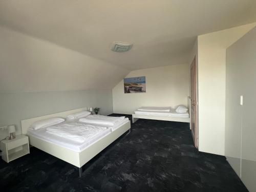 Postel nebo postele na pokoji v ubytování Ferienwohnungen zur Elz - Traumhafte 160 qm Wohnung mit Pool und Garten Nähe des Europaparks