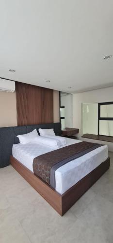 a bedroom with a large bed in a room at Vincaza villa in Tlekung