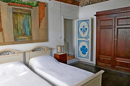 1 dormitorio con 1 cama y armario de madera en La casa del Berlingaio, en Stazzema