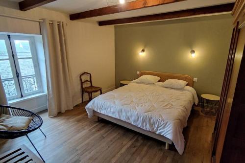 une chambre avec un grand lit et une fenêtre dans l'établissement Gîte Ty Maen à Plouhinec 56 4pers, à Plouhinec