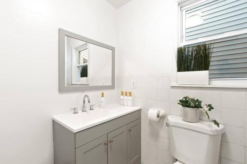 łazienka z umywalką, toaletą i oknem w obiekcie Stunning Luxury 3BR Entire Home in NY with Easy Parking! w mieście Yonkers