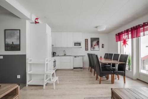 Una cocina o cocineta en Parkstigens Lägenheter