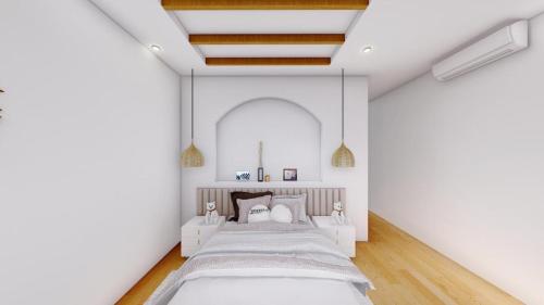 een witte slaapkamer met een groot bed in een kamer bij adma hotel in Paje