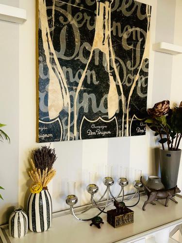 un comptoir de cuisine avec des bougies et une peinture murale dans l'établissement Luxury & Privacy - Entire Floor - Pool, Parking, AC - Plage des Sports, Palais Des Festivals 5', à Cannes