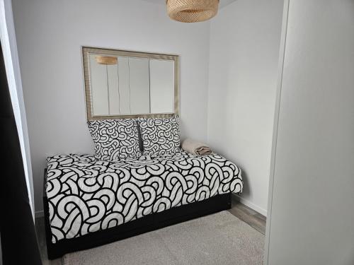 - une chambre avec un lit et un miroir dans l'établissement Studio Stade de France 15 pour 4 personnes, à Saint-Denis