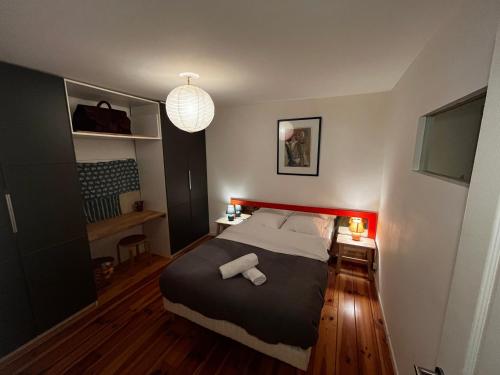 une chambre avec un lit avec deux serviettes dessus dans l'établissement Sète - Cœur de ville et Halles, à Sète