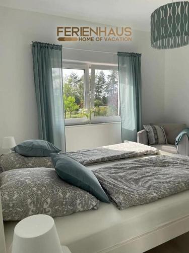 En eller flere senge i et værelse på HOME OF VACATION - Landhausstil zum Wohlfühlen - FREE WIFI & NETFLIX