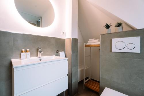 a bathroom with a sink and a mirror at Green Flat Düsseldorf 2.0 in Düsseldorf