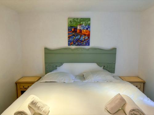 a bedroom with a bed with a painting on the wall at Suite spacieuse Proche Disneyland et Paris in Noisy-le-Grand