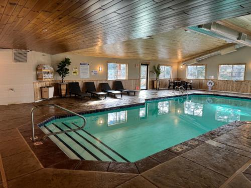 einen Pool in einem Hotelzimmer mit einem Hotel in der Unterkunft Crossroads Hotel 