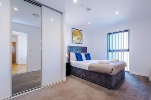 a bedroom with a bed and a large mirror at Windmill Suite- Modern 2 bed 2 bath with concierge perfect for leisure, business and contractor stays by Dreamluxe in Birmingham