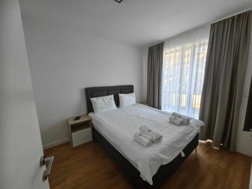 sypialnia z łóżkiem i dwoma ręcznikami na nim w obiekcie Devana Divčibare A-09 w mieście Divčibare