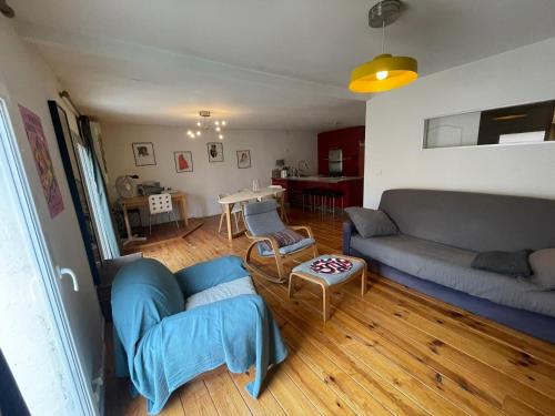 un salon avec un canapé et une table dans l'établissement Sète - Cœur de ville et Halles, à Sète