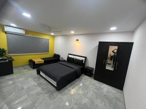 um quarto com uma cama e um ecrã de projecção em Luxurious 2Bhk Fully Furnished apartment em Pune