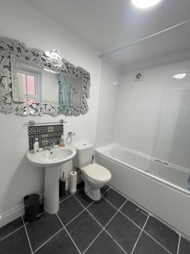 La salle de bains est pourvue d'un lavabo, de toilettes et d'une baignoire. dans l'établissement 4 Bedroom House Central Oxford, à Oxford