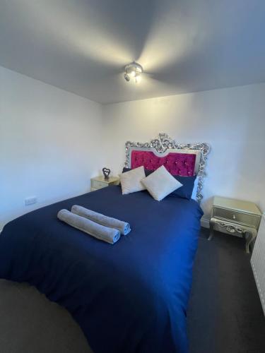 - une chambre avec un lit bleu et 2 oreillers dans l'établissement 4 Bedroom House Central Oxford, à Oxford