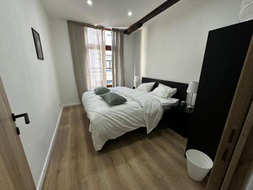 Кровать или кровати в номере Charming Canal-Side Apartment in the Heart of Gent
