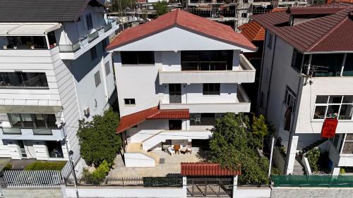 una vista aérea de una casa en Left and Right Hostel en Tirana