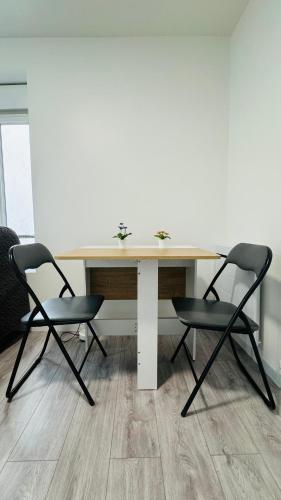une table et deux chaises devant une table dans l'établissement Nid Confort, à Clermont-Ferrand