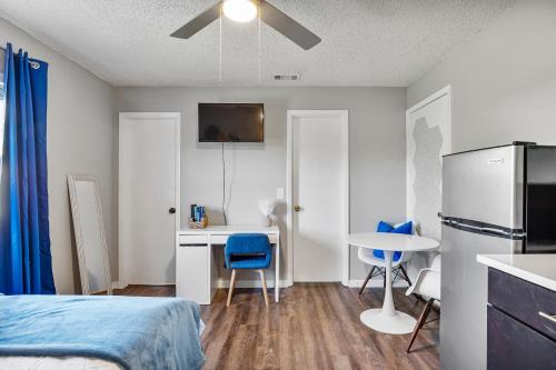 1 dormitorio con 1 cama, mesa y nevera en Pet friendly Studio with Private Yard, en Orlando