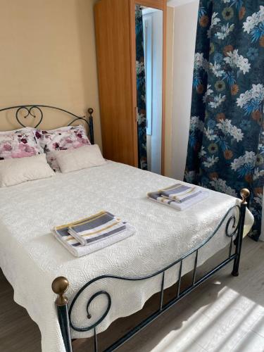 - une chambre dotée d'un lit avec deux assiettes dans l'établissement ila’s tiny house, à Limoges