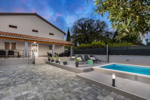 House Katarina Private Heated Swimming Pool