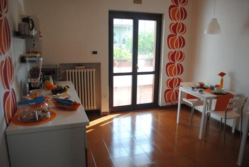 cocina con encimera, mesa y puerta en Annavi en Bari