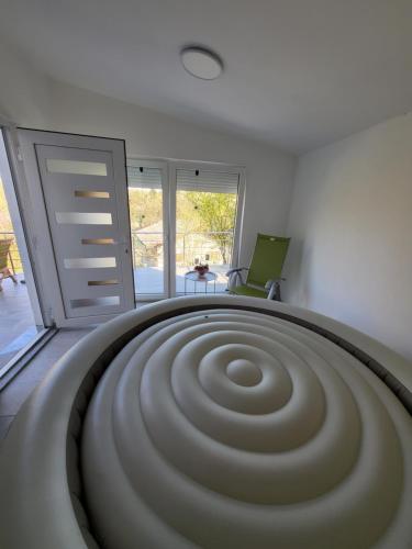 um quarto com uma grande escada em espiral num quarto em Kuća za odmor na Mrežnici em Duga Resa